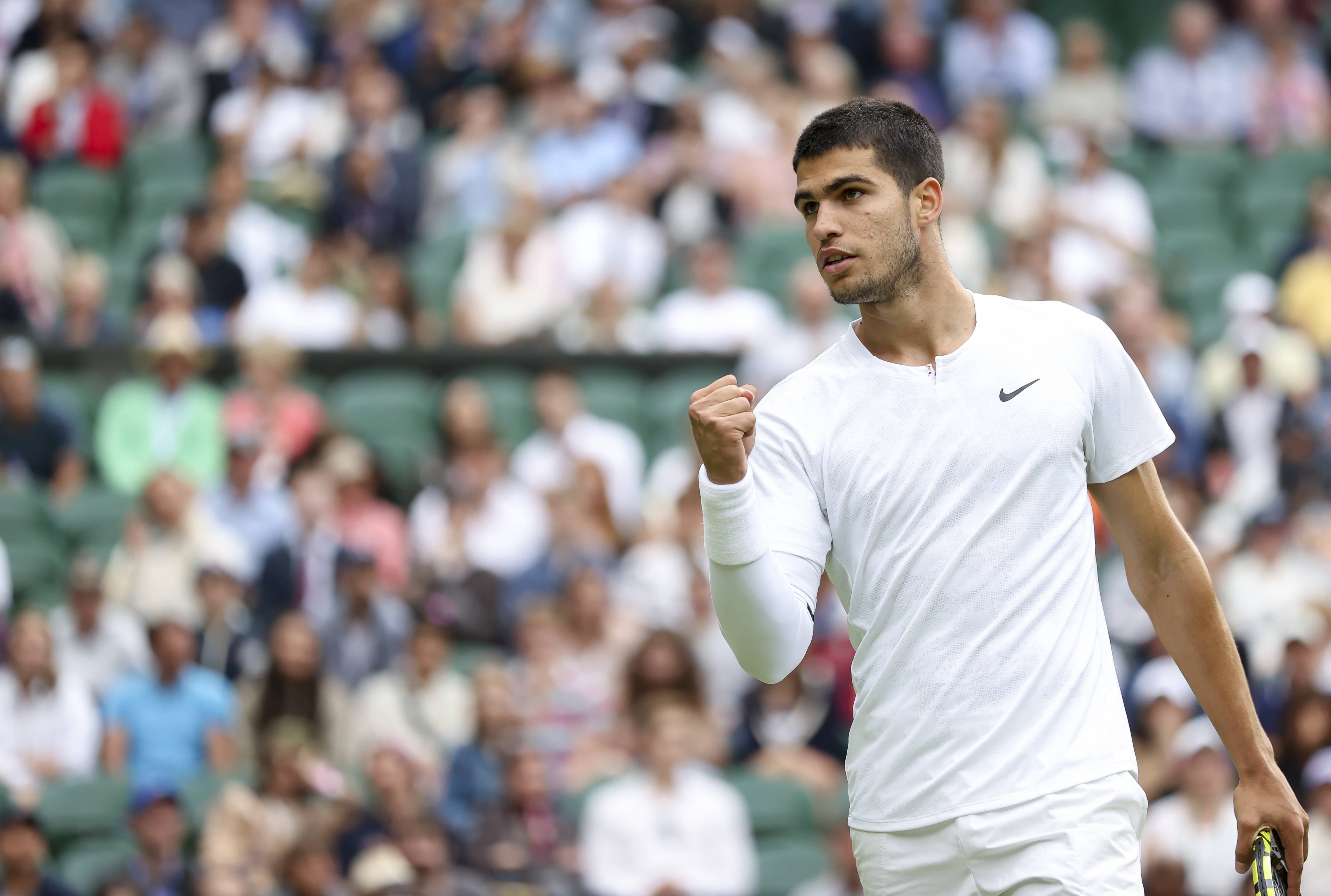 [中超]于汉超突破横传 路易斯门前抢点破.