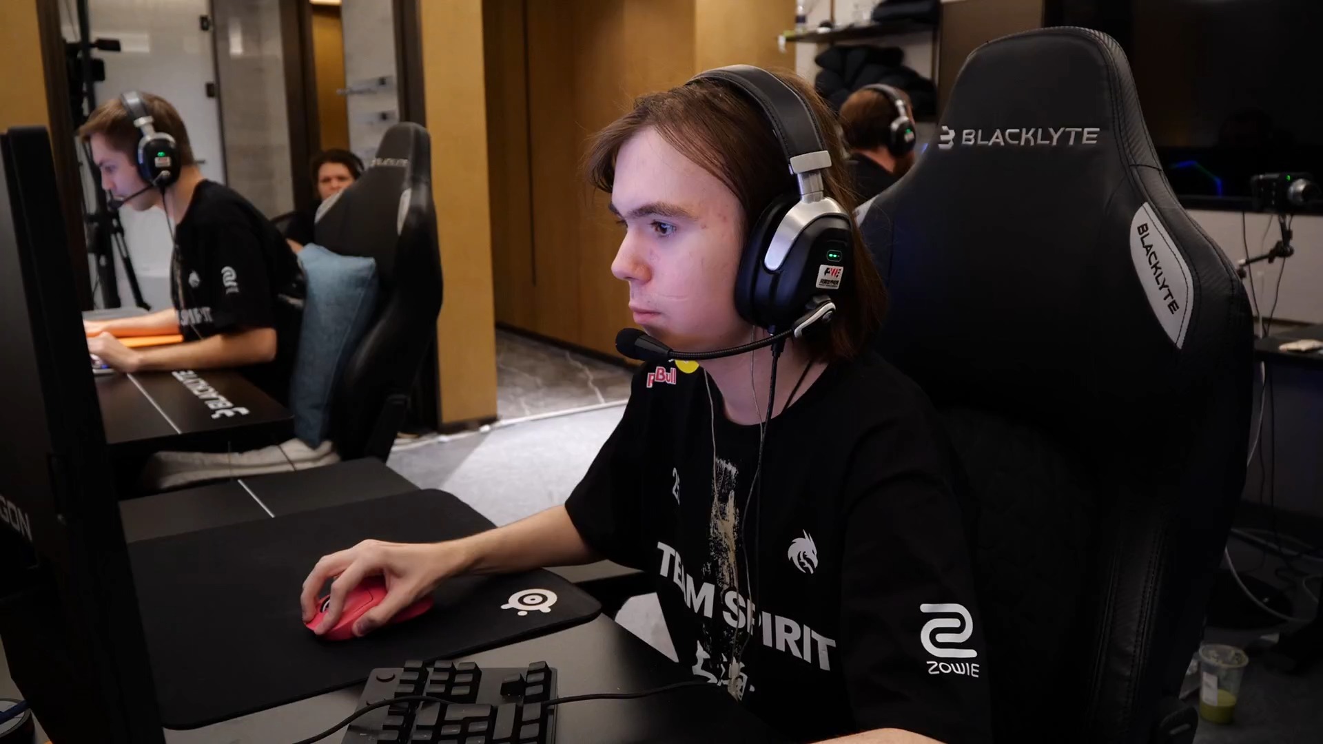 心系球队，有伤在身的迪巴拉在家收看阿根廷vs乌拉圭的比赛.